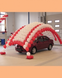 Украшение шарами автомобиля для выдачи или презентации