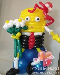 Губка Боб из шаров с букетом цветочков