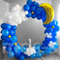 Круглая фотозона из сине-белых шаров на выписку или 1 годик с месяцем