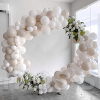 Круглая фотозона из белых шаров на свадьбу