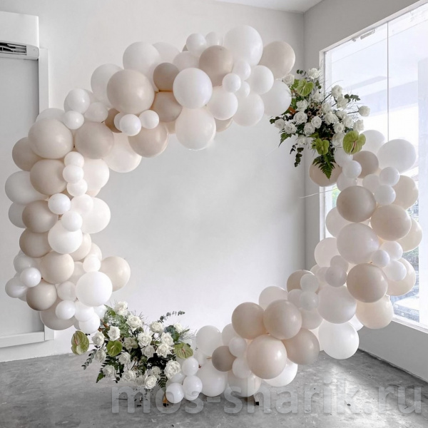 Круглая фотозона из белых шаров на свадьбу