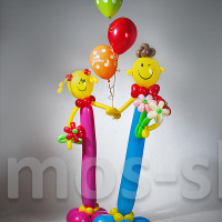 Мальчик и девочка с шариками