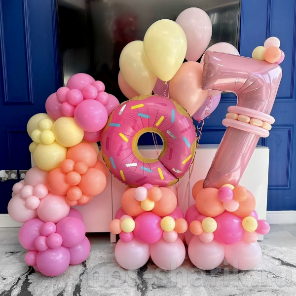 Нежная композиция из шаров для девочки Сладкий пончик на 7 лет