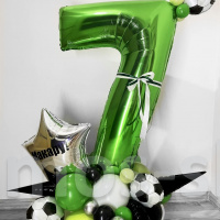 Зелёная цифра и серебристая звезда на стойке из шаров в стиле Футбол на 7 лет