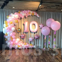 Фотозона с разнокалиберной гирляндой и метровыми шарами на день рождения 10 лет