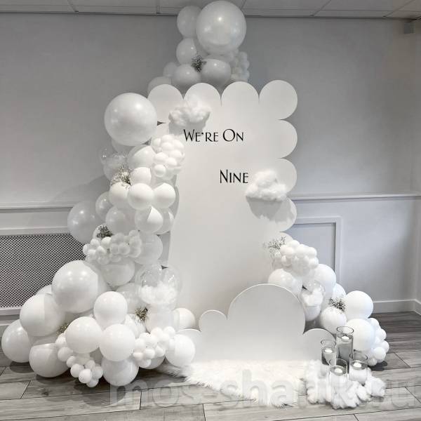 Белоснежная фотозона из шаров на свадьбу В облаках