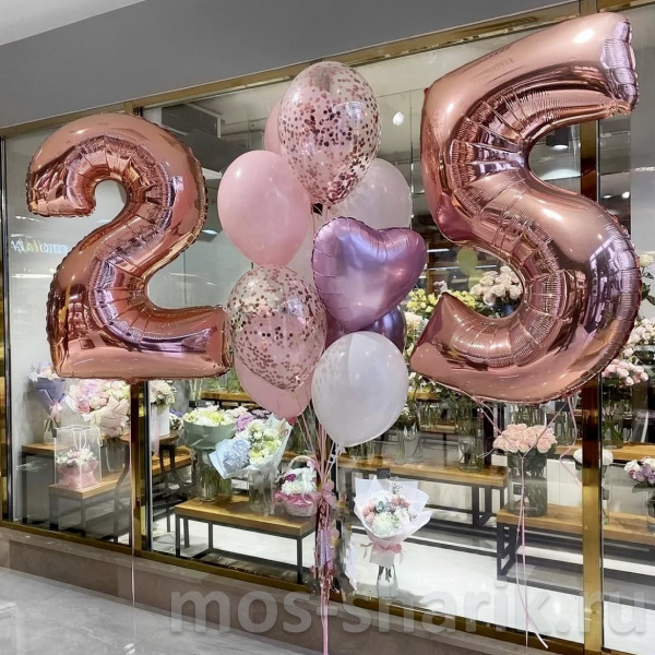 Композиция из шаров с двумя цифрами и фонтаном на 25 лет