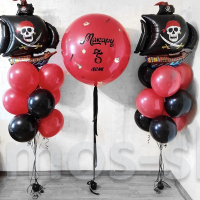 Композиция из чёрно – красных шаров Пиратский корабль на 5 лет