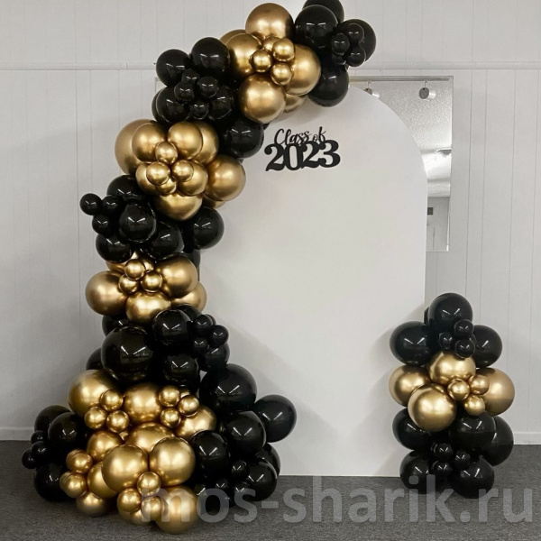 Фотозона на выпускной из черных и золотых шаров