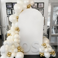 Фотозона из белых и золотистых шаров в честь свадьбы