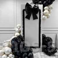 Черно-белая фотозона из шаров в стиле  Chanel с бантом