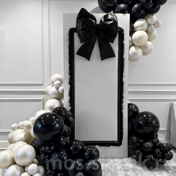 Черно-белая фотозона из шаров в стиле  Chanel с бантом