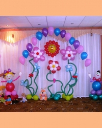 Недорогое украшение воздушными шарами сцены в детском саду