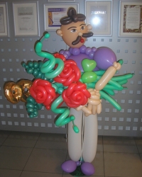 Мексиканец из шаров с букетом цветочков