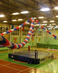 Гирлянды из шаров в спортивном зале