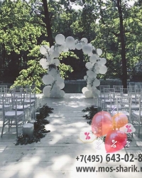 Разнокалиберная арка на стойках для свадебной церемонии