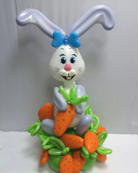 Заяц из шаров с морковками