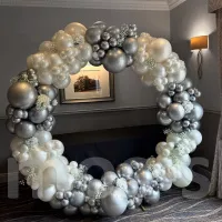 Круглая фотозона из воздущных шаров Невесомая красота