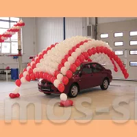 Украшение шарами автомобиля для выдачи или презентации