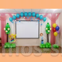 Украшение сада с фигурами из шаров девочки и мальчика