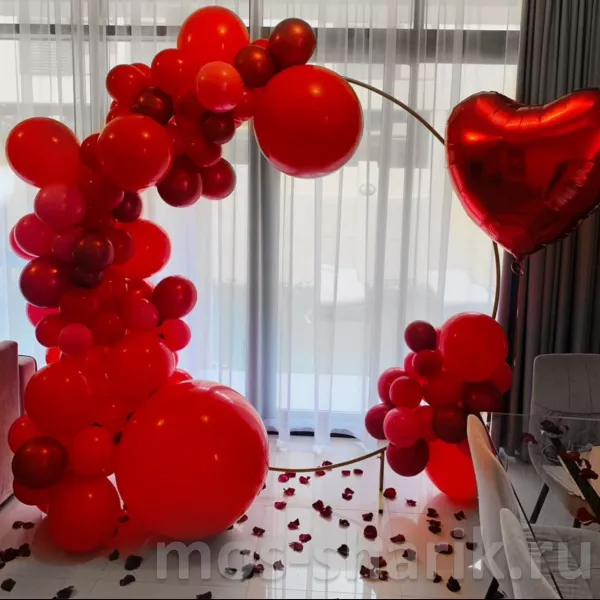 Фотозона из красных шаров на круглом каркасе — купить в Москве