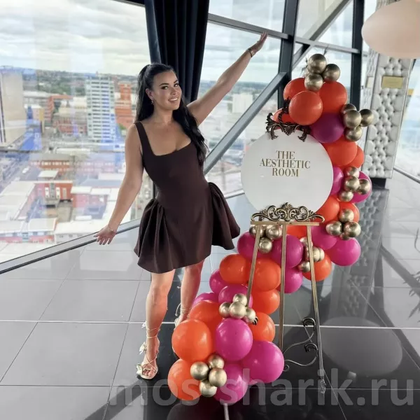 Фотозона из шаров с мольбертом Яркий акцент — купить в Москве
