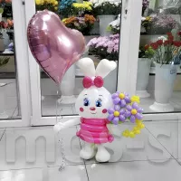 Фигура из шаров Зайка с цветами и сердцем
