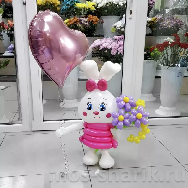Фигура из шаров Зайка с цветами и сердцем — купить в Москве