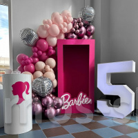 Фотозона из шаров в стиле Барби с коробкой и цифрой