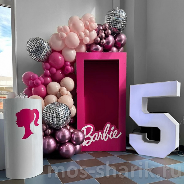 Фотозона из шаров в стиле Барби с коробкой и цифрой