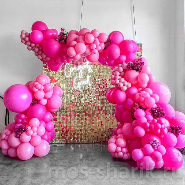 Ярко-розовая фотозона из шаров с золотам баннером Эффектная фуксия