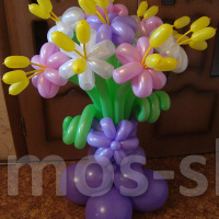 11 цветочков из шаров на стойке с желтыми стебельками