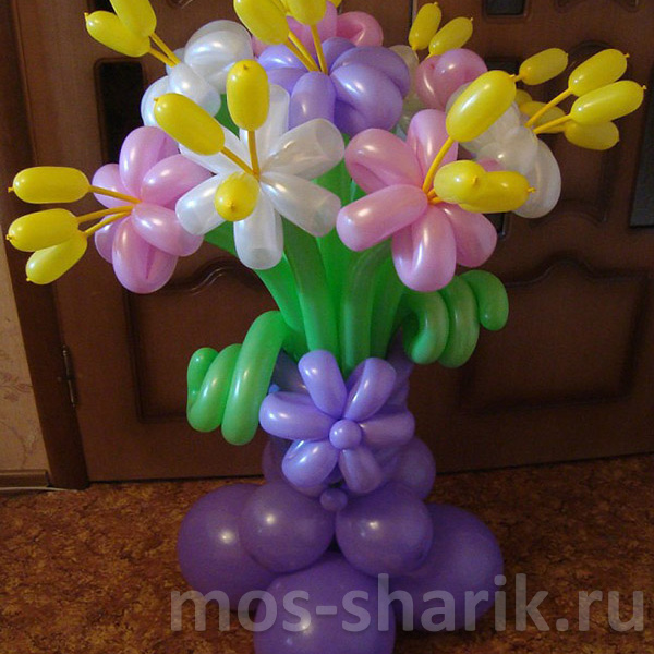 11 цветочков из шаров на стойке с желтыми стебельками