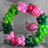 Круглая фотозона из ярких зеленых и розовых шаров с фламинго