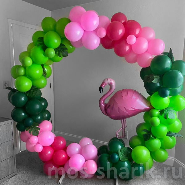 Круглая фотозона из ярких зеленых и розовых шаров с фламинго