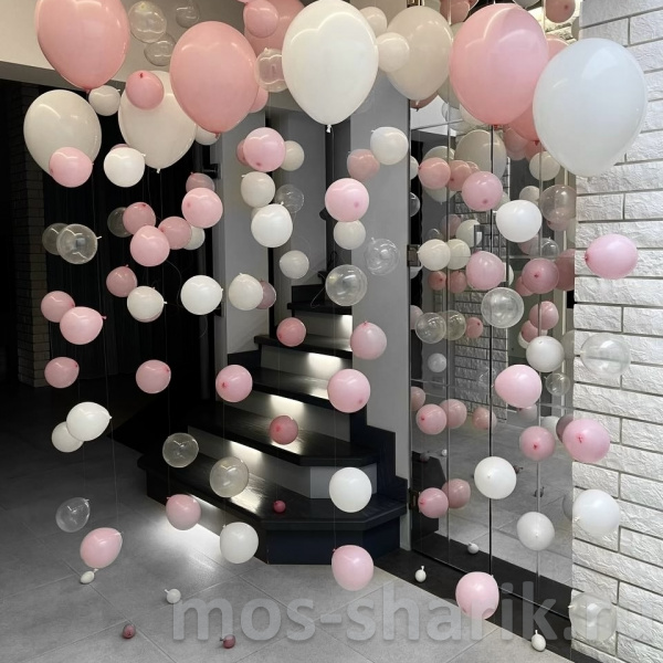 Праздничное украшение бело – розовыми воздушными шарами