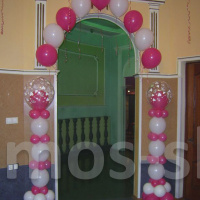 Гелиевая арка  из шаров на стойках в дверной проём
