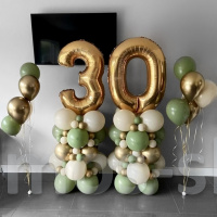 Композиция из воздушных шаров с фольгированными цифрами на стойке на 30 лет