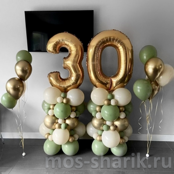 Композиция из воздушных шаров с фольгированными цифрами на стойке на 30 лет