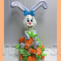 Заяц из шаров с морковками