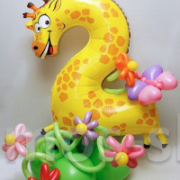 Фольгированная шар-цифра на стойке Желтый жираф на цветочной поляне