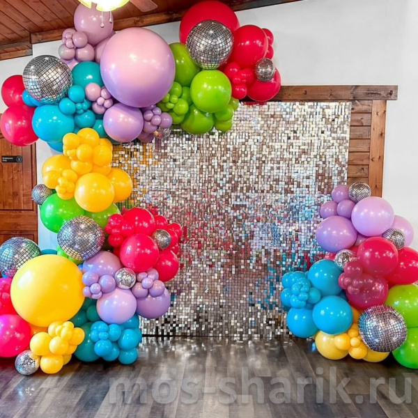 Фотозона из шаров с серебристыми пайетками Яркие краски