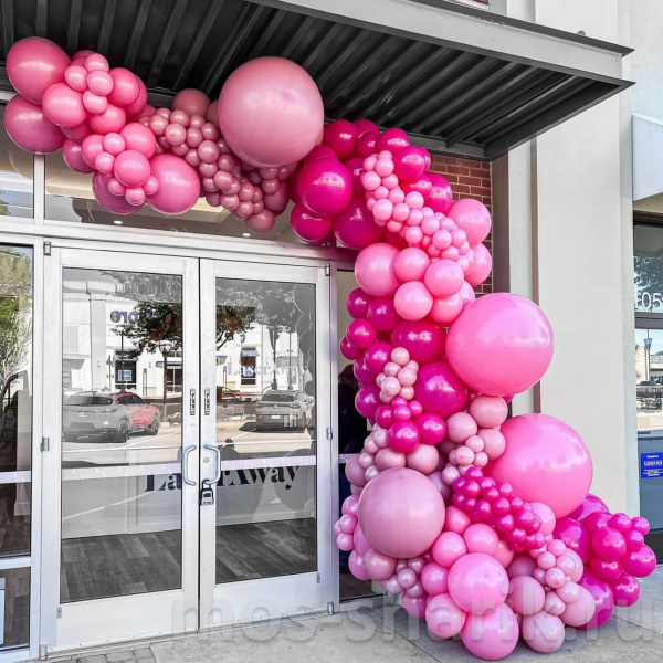 Ярко-розовая гирлянда из шаров для украшения входа, фасада