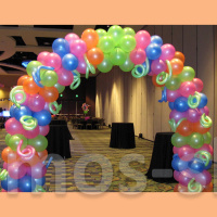 Разноцветная арка из шаров с пружинками