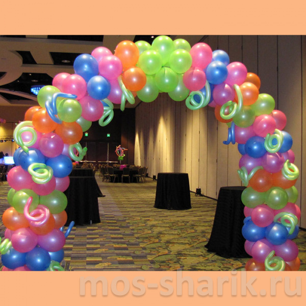 Разноцветная арка из шаров с пружинками