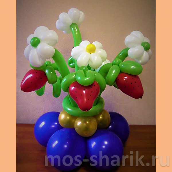 Букет цветочков из шаров с ягодками
