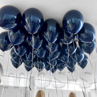 Темно-синие латексные шарики под потолок