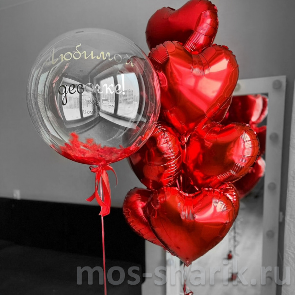 Прозрачный бабл-шар с красными перьями внутри и связка из 9 красных фольгированных сердец