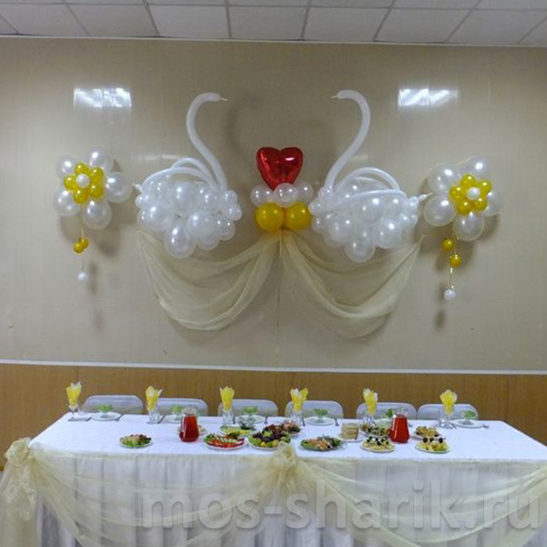 Красивое украшение свадебного стола молодоженов шарами
