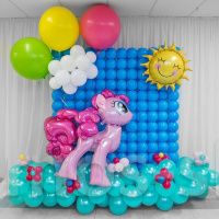 Фотозона из воздушных шаров в стиле розового пони Пинки Пай
